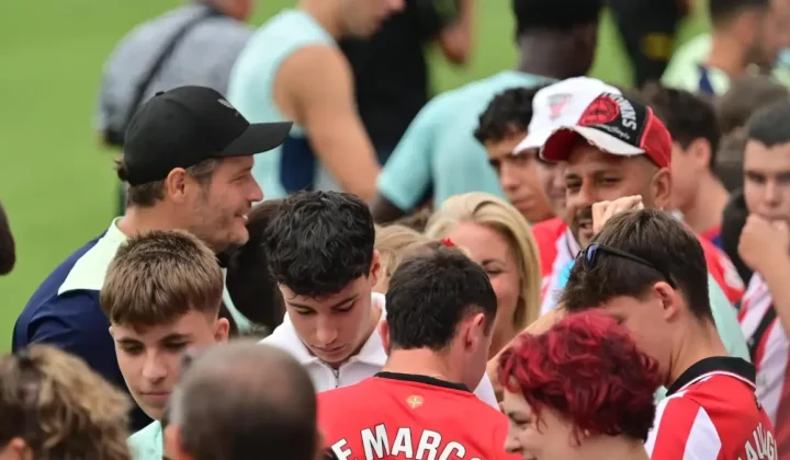 New Athletic Bilbao Coach Terzic Experiences Passionate Fan Welcome at Lezama