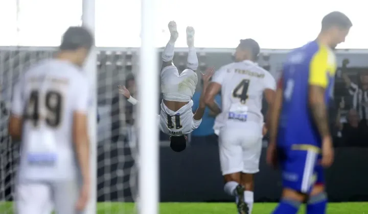 Santos completes comeback against Universidad Central to reach Copa Sudamericana round of 16
