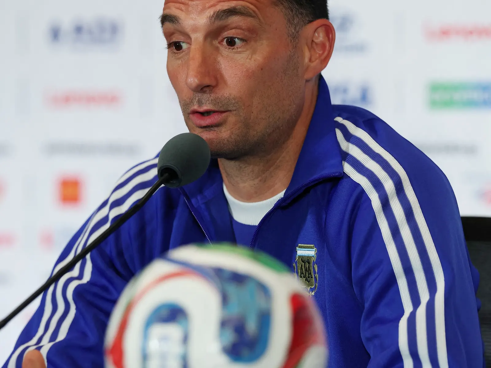 Lionel Scaloni at a press conference