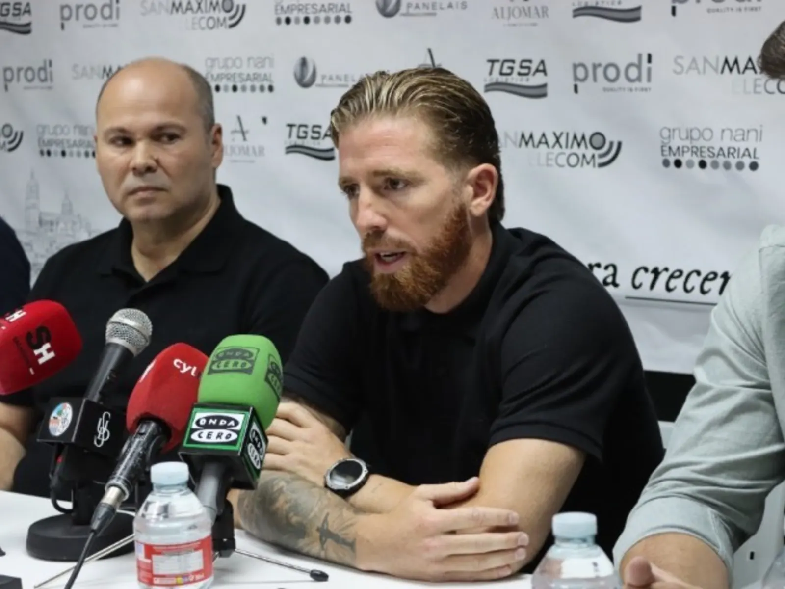 Iker Muniain speaking at his official presentation as the new head coach of Salamanca in July 2026.
