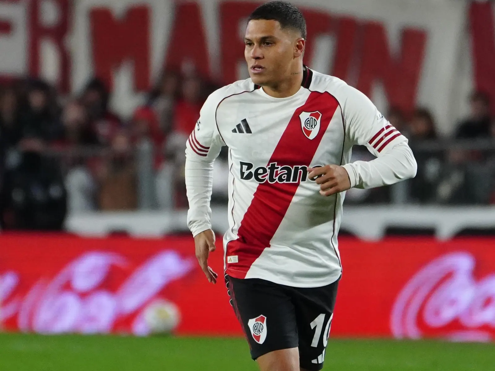 Juan Fernando Quintero in River Plate kit celebrating the 2018 Copa Libertadores title in Madrid