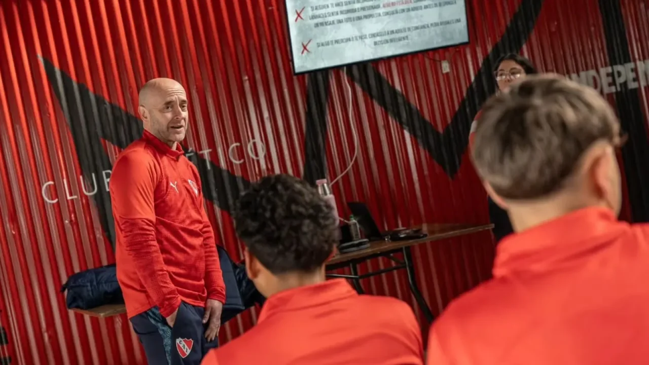 Independiente Club Hosts Workshop to Combat Online Grooming Among Youth Players