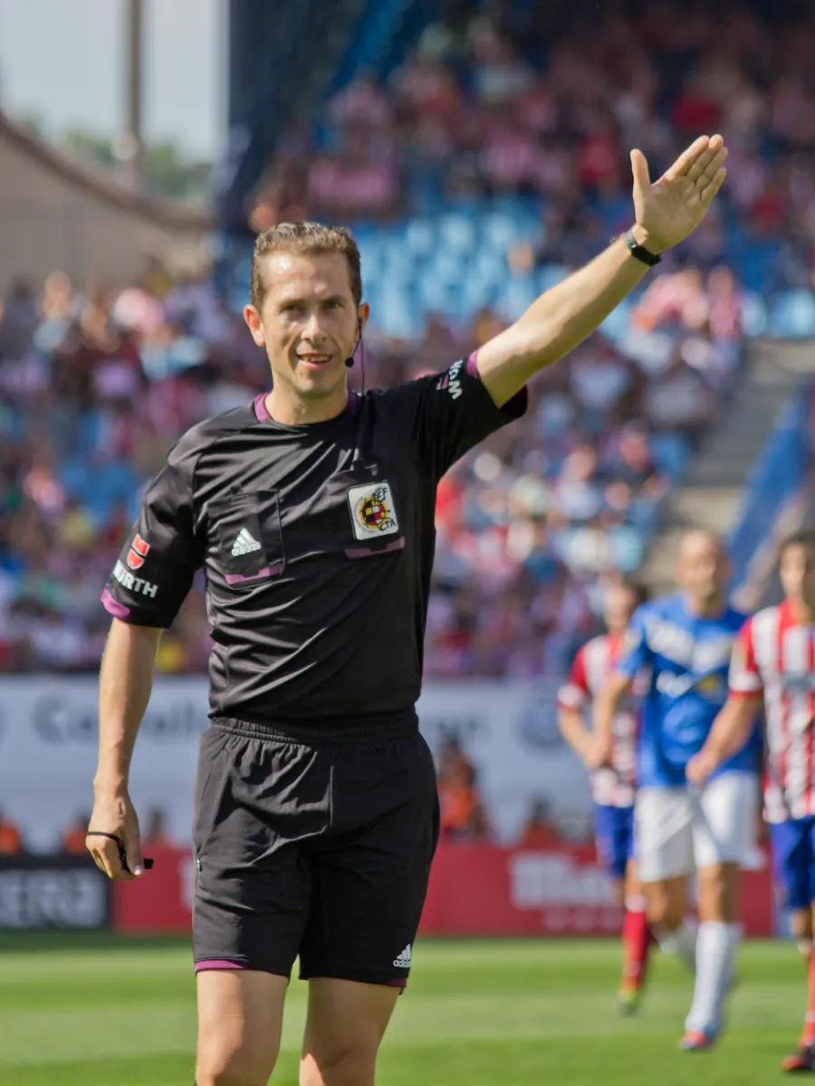 A Spanish football referee on the pitch during a match.