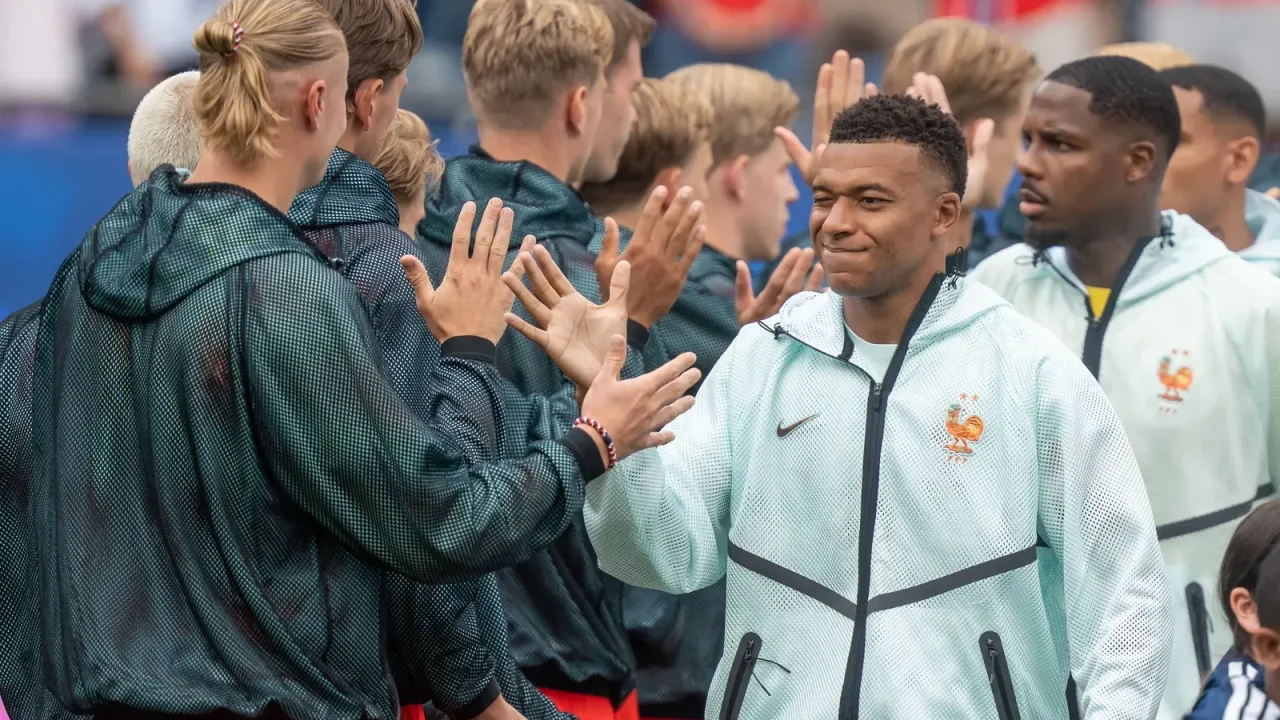 Deschamps Confident Mbappé Unaffected by Racist Remarks Ahead of World Cup