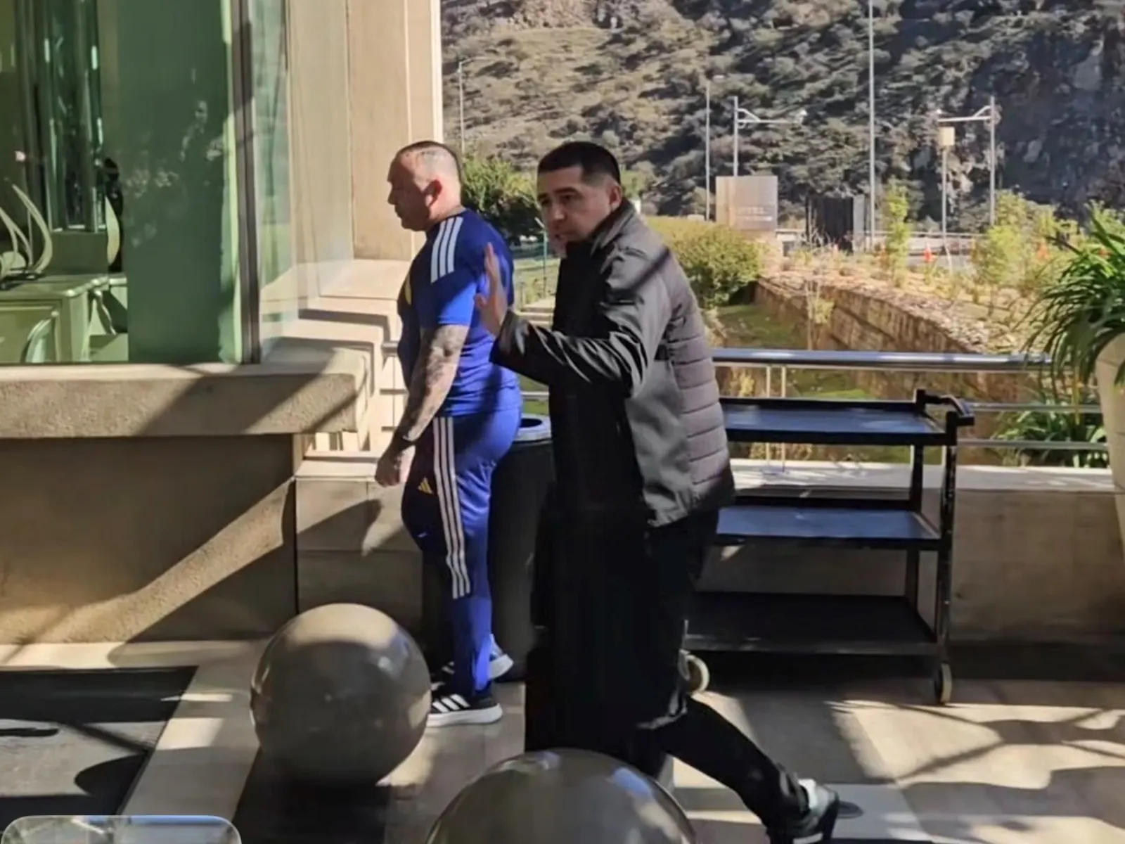 Boca Juniors president Juan Román Riquelme arrives at the team hotel in Rancagua, Chile, ahead of the Copa Sudamericana match against O’Higgins, surrounded by fans behind barriers.