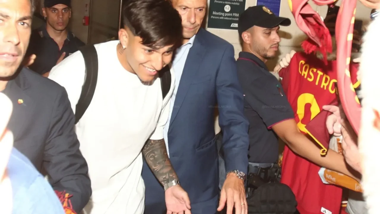 Santiago Castro Arrives in Rome: Fans Greet New Roma Signing at Airport