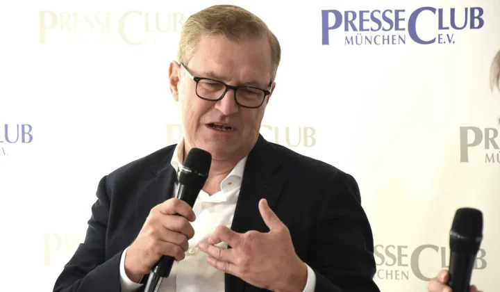 Bayern CEO Dreesen Shuts Down Olise and Díaz Exit Talk: ‘We’d Be Stupid’