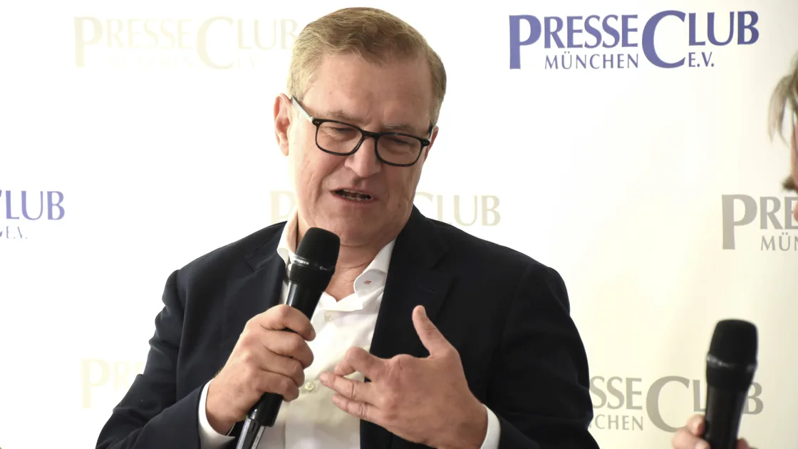 Bayern CEO Dreesen Shuts Down Olise and Díaz Exit Talk: ‘We’d Be Stupid’