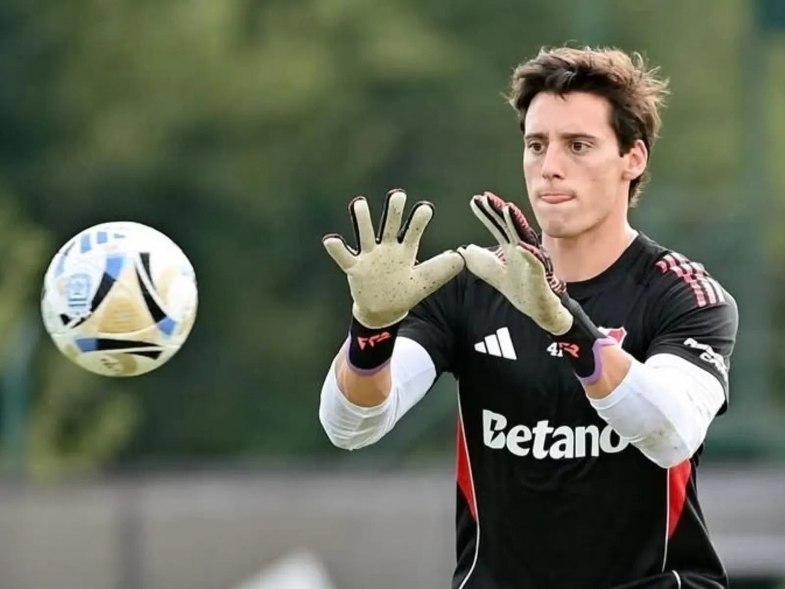 Santiago Beltrán in action for River Plate