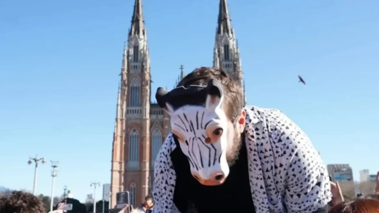 Therian Interrupts “Aura Farming” Gathering in La Plata, Gets Escorted Out by Crowd