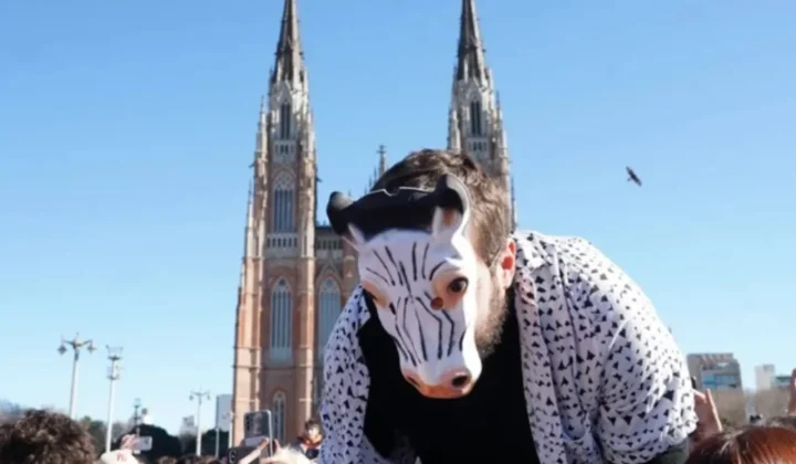 Therian Interrupts “Aura Farming” Gathering in La Plata, Gets Escorted Out by Crowd